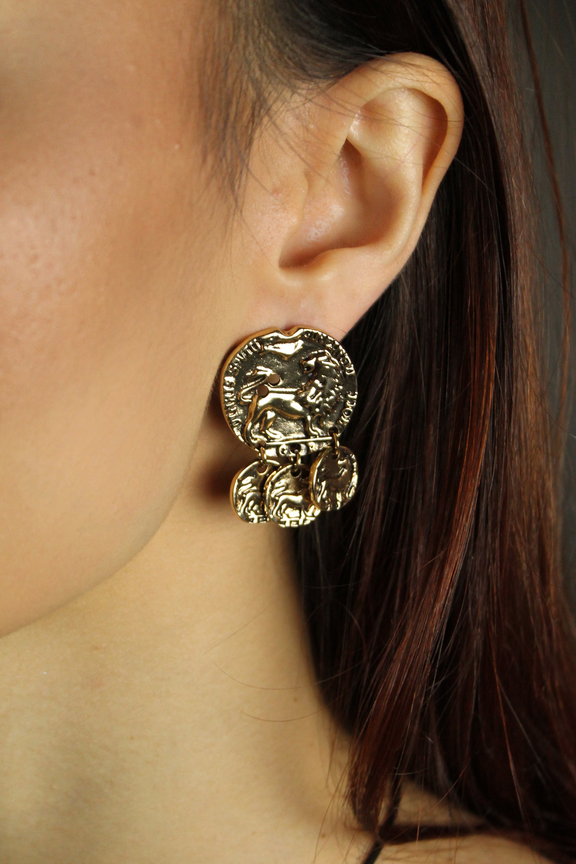 Brinco Moedas Leão - Dourado