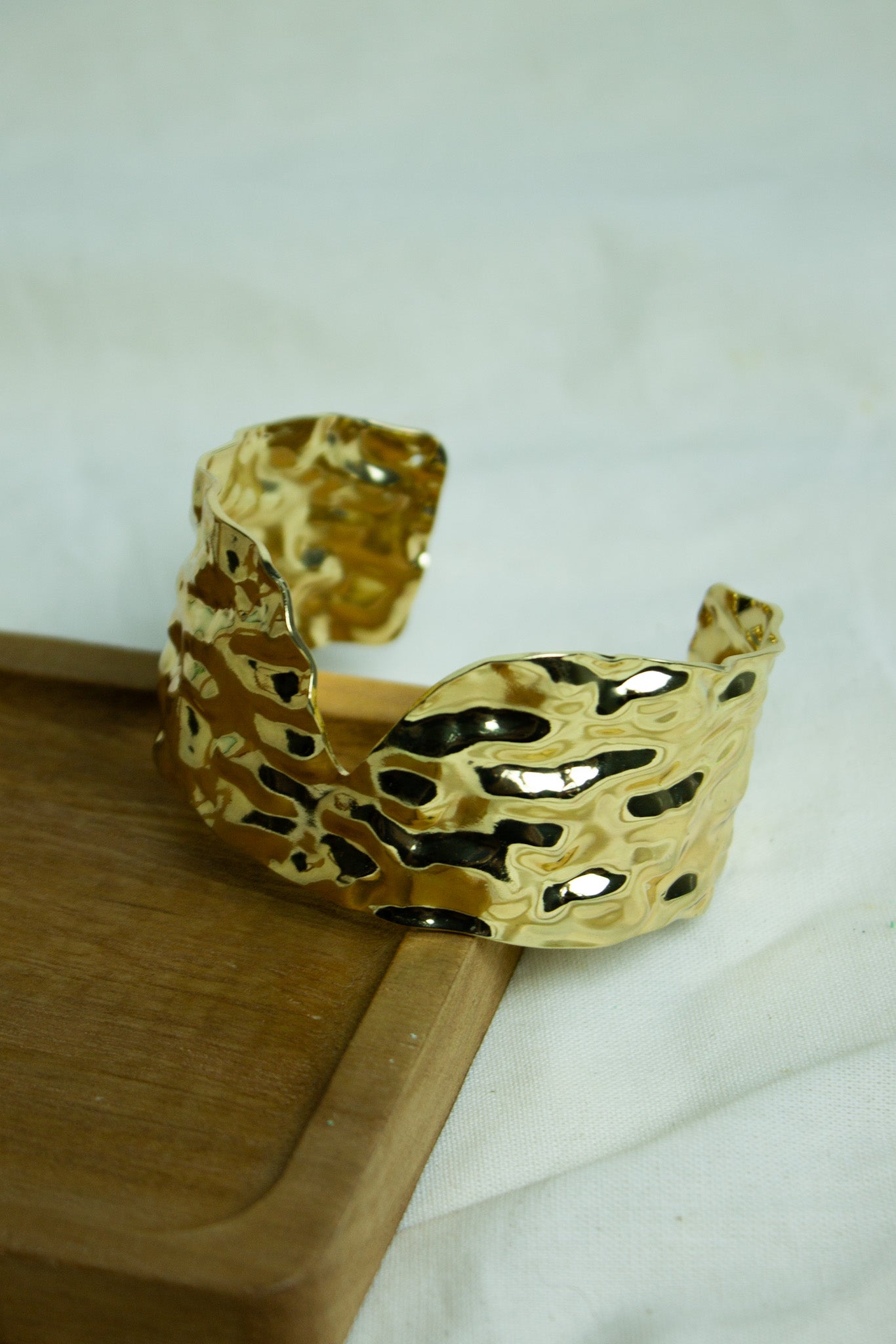 Bracelete Martelado "V" - Dourado