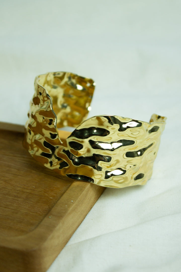 Bracelete Martelado "V" - Dourado