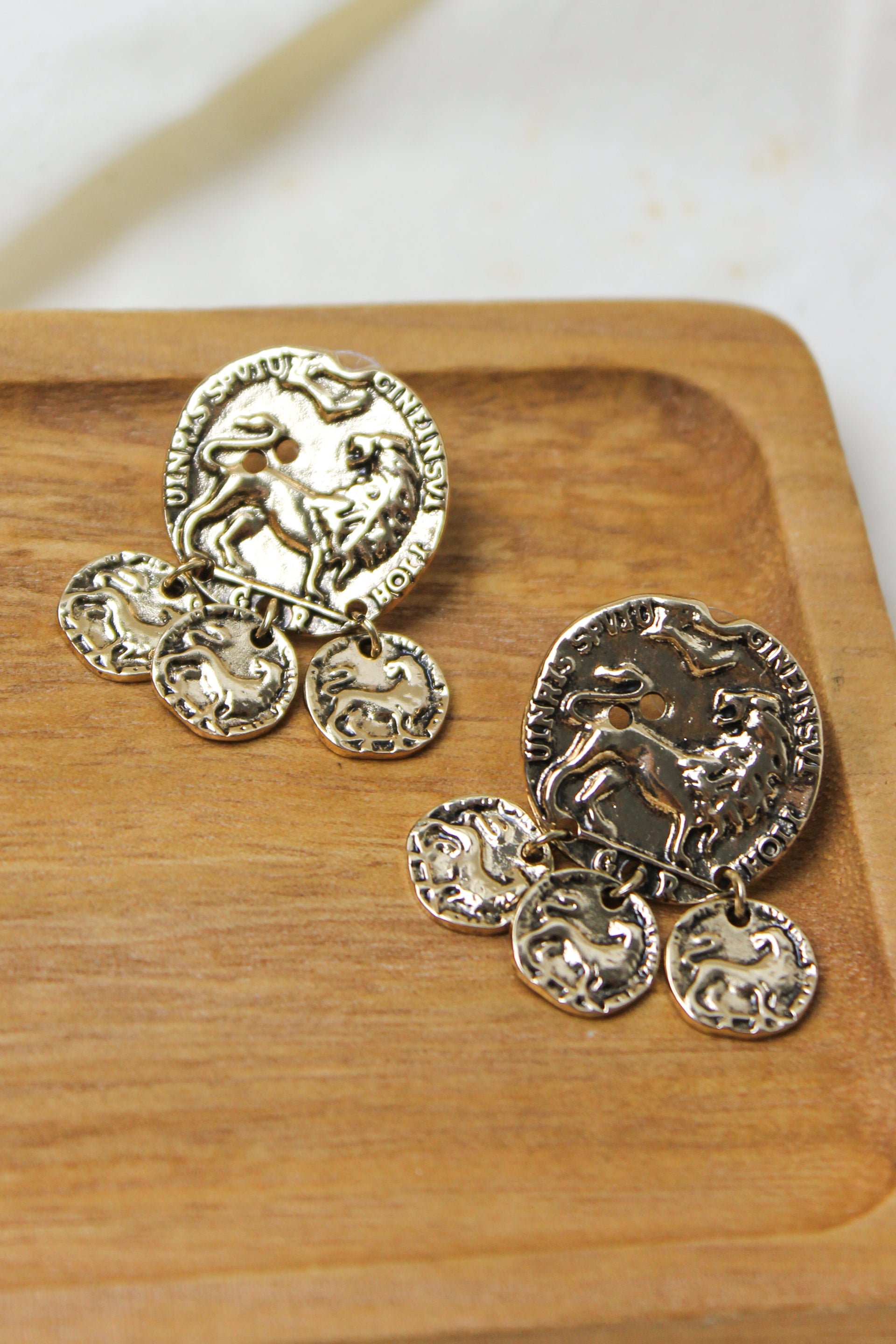 Brinco Moedas Leão - Dourado