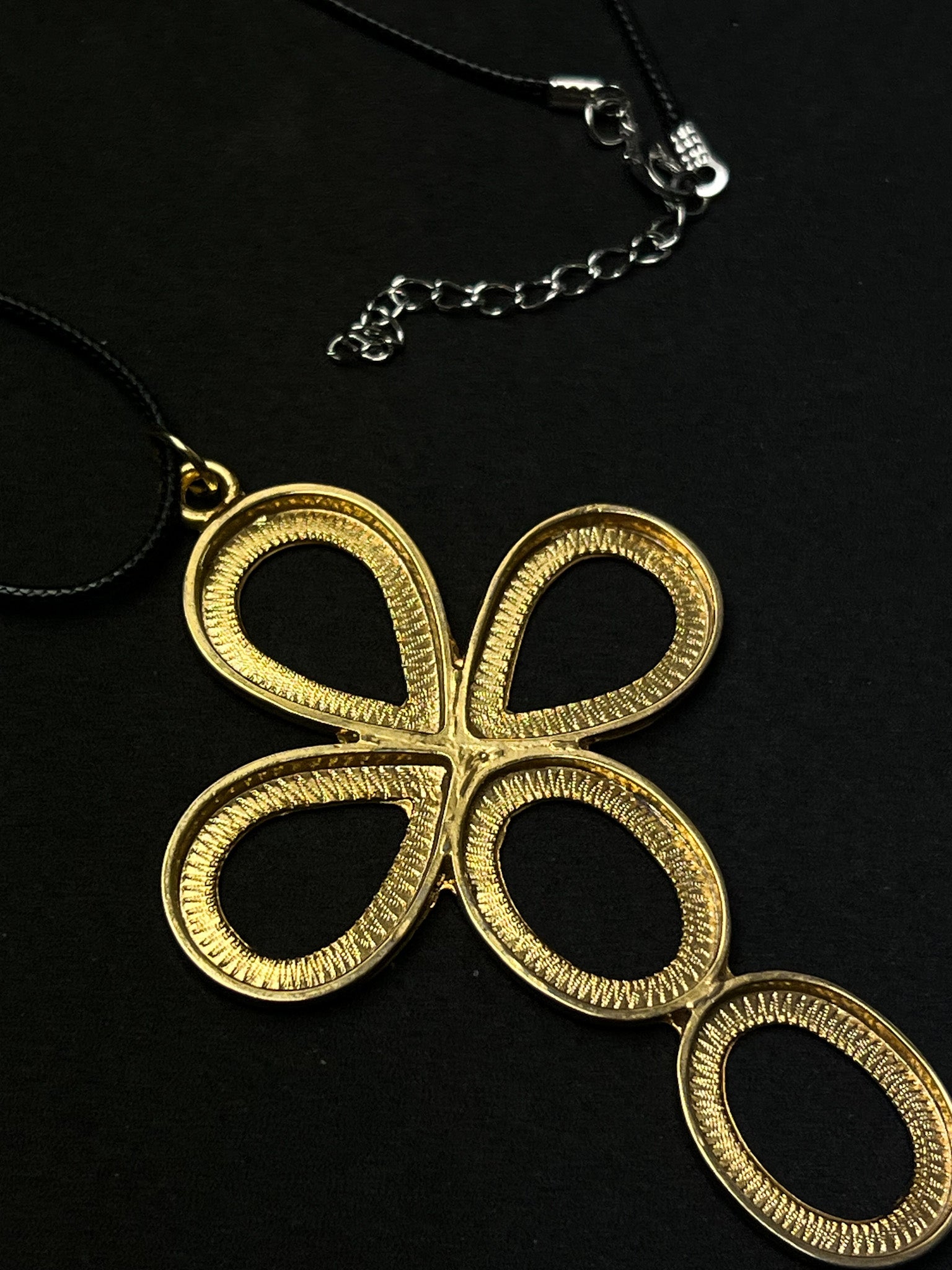 Colar Cruz Vazada - Dourado