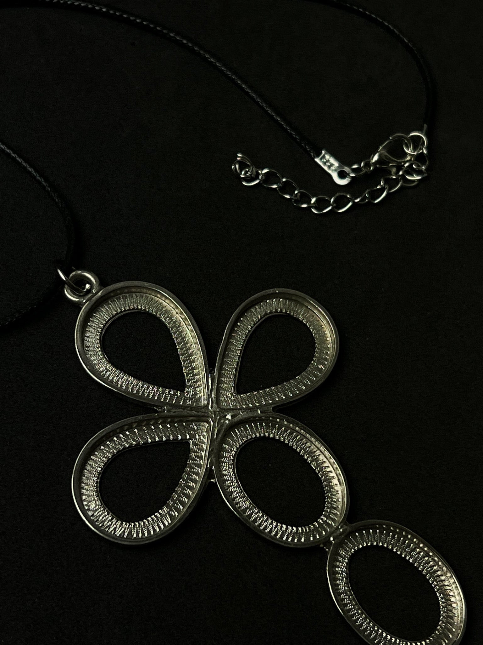 Colar Cruz Vazada - Prata