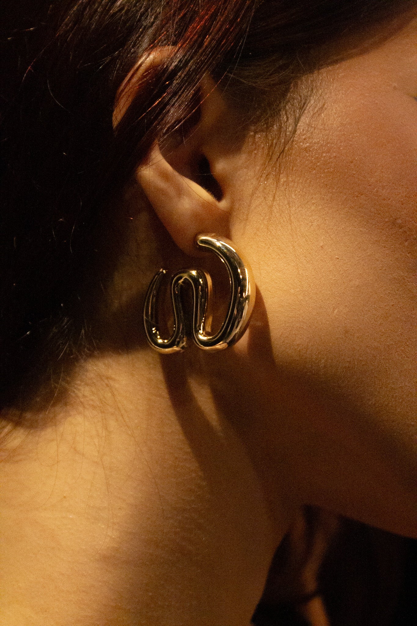 Brinco 'W' - Dourado