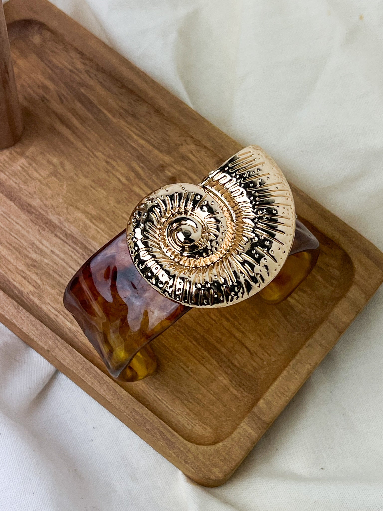 Bracelete Concha Resina - Marrom/Dourado