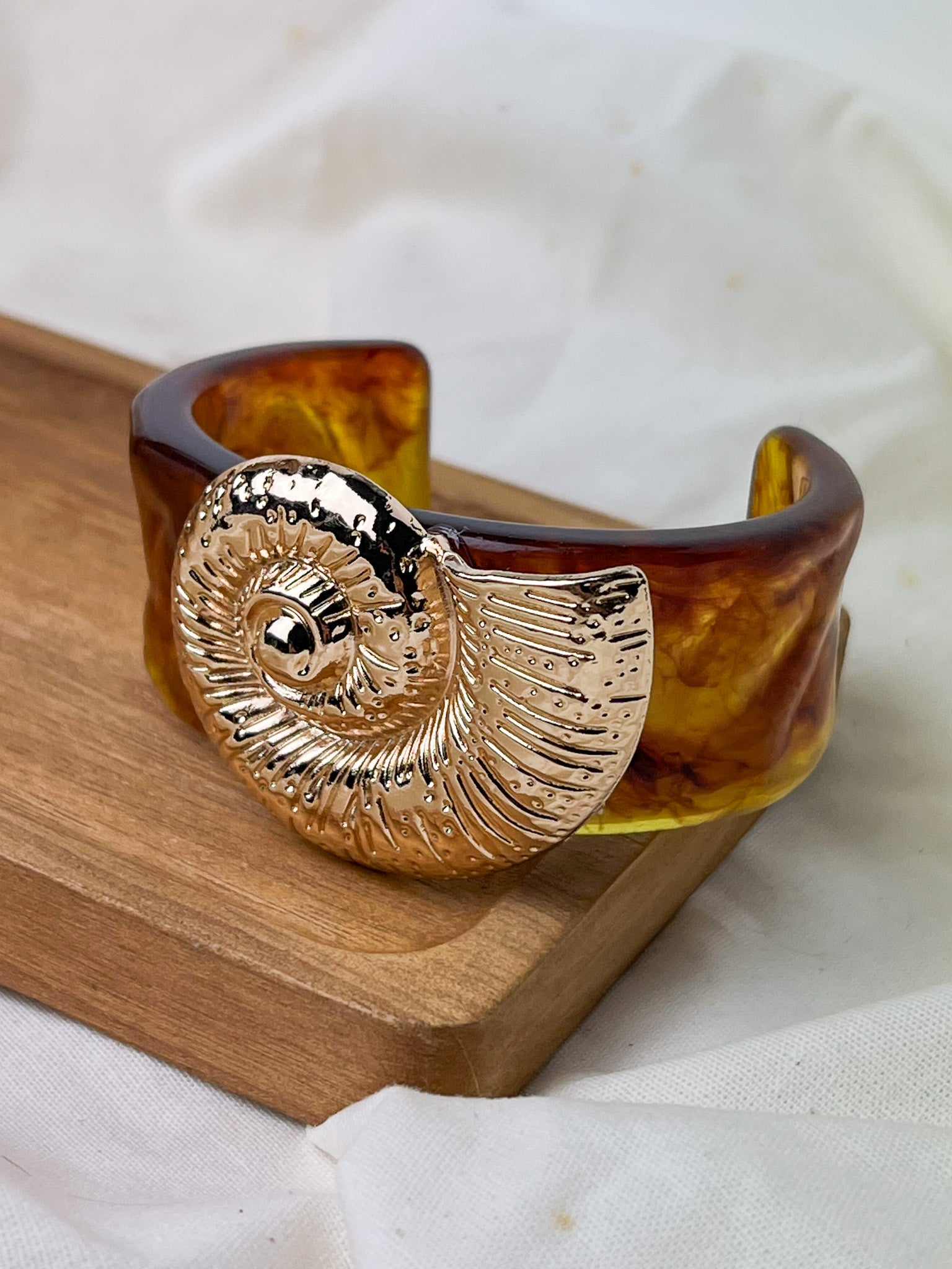 Bracelete Concha Resina - Marrom/Dourado