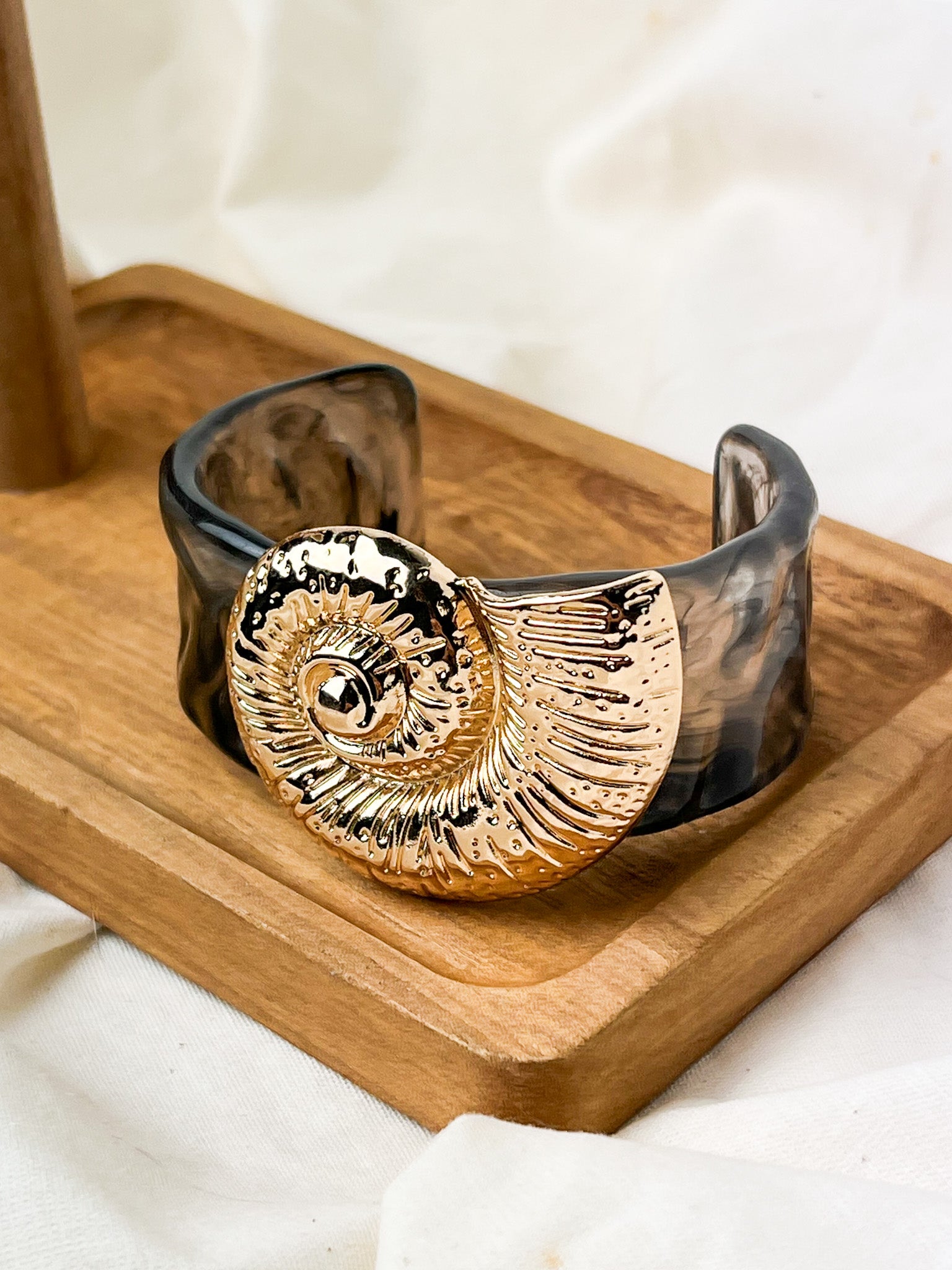 Bracelete Concha Resina - Preto/Dourado