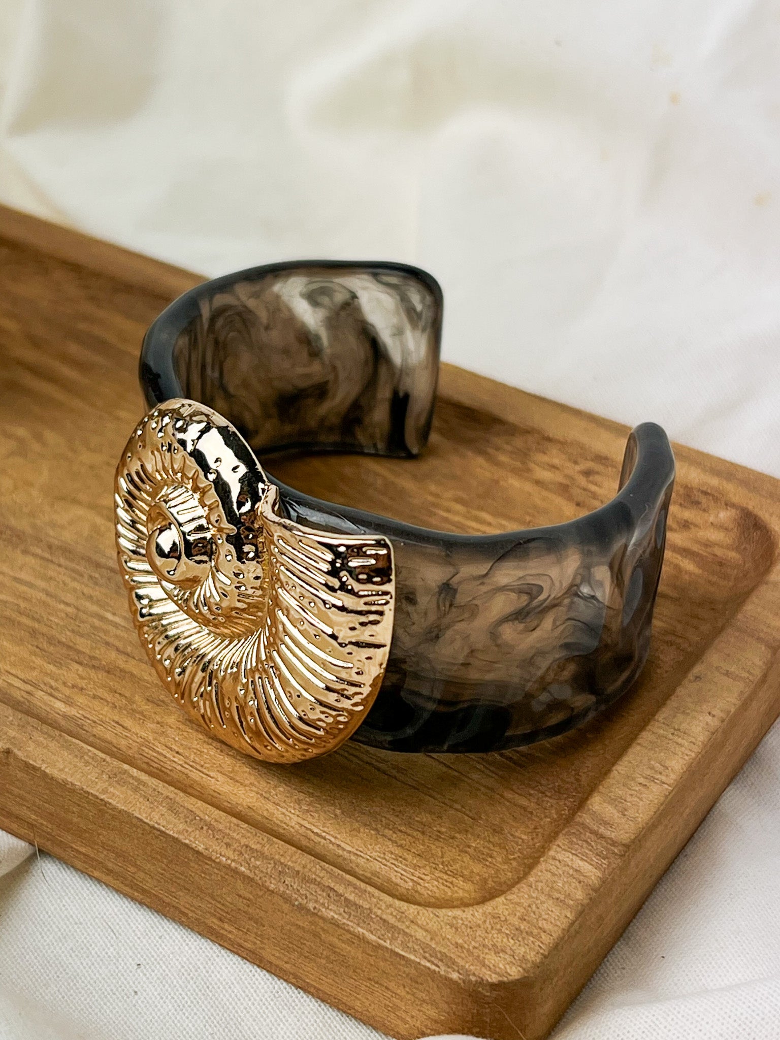 Bracelete Concha Resina - Preto/Dourado