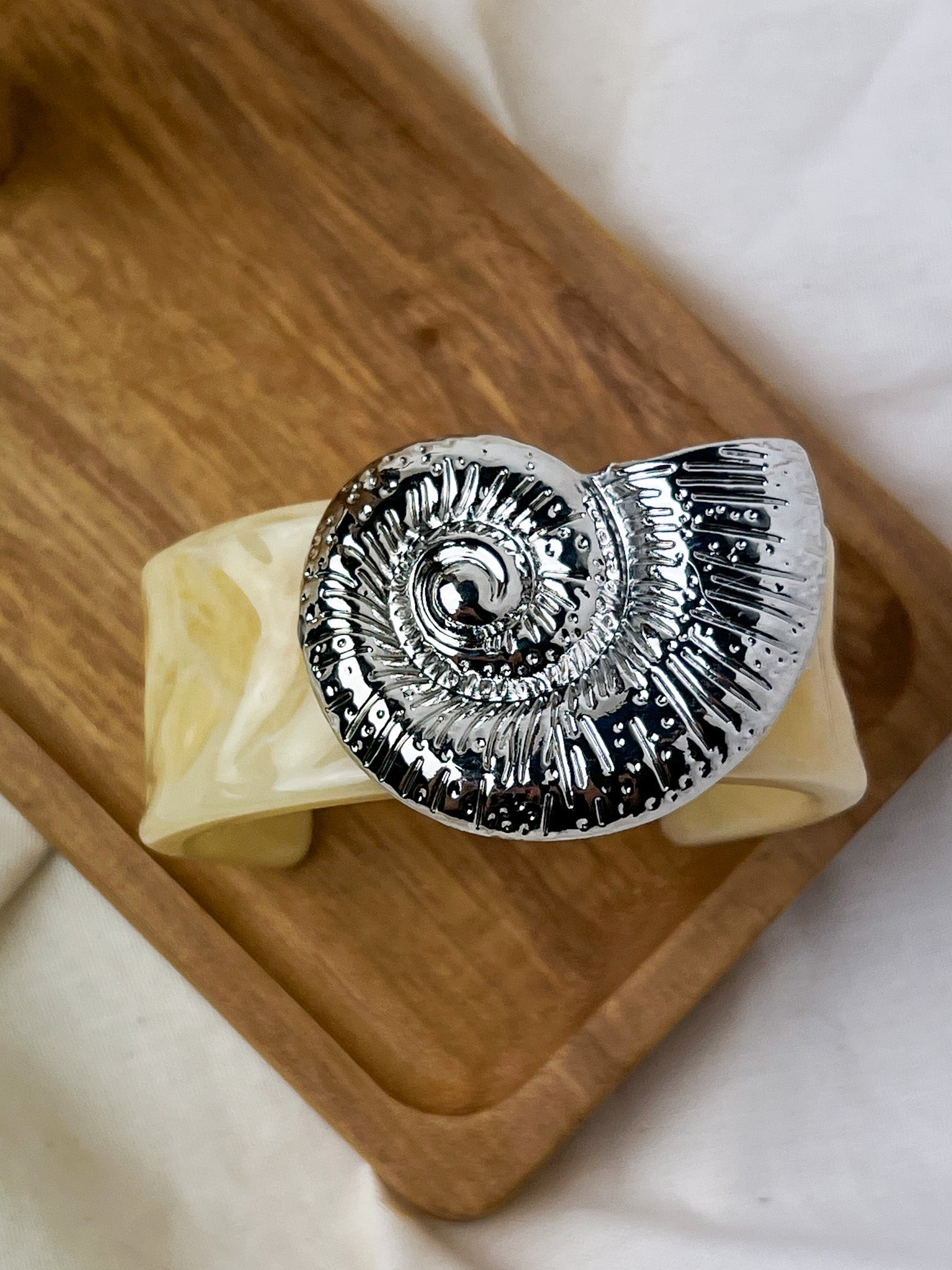 Bracelete Concha Resina - OffWhite/Prata