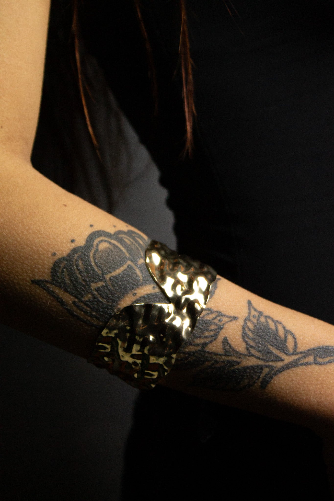 Bracelete Martelado "V" - Dourado